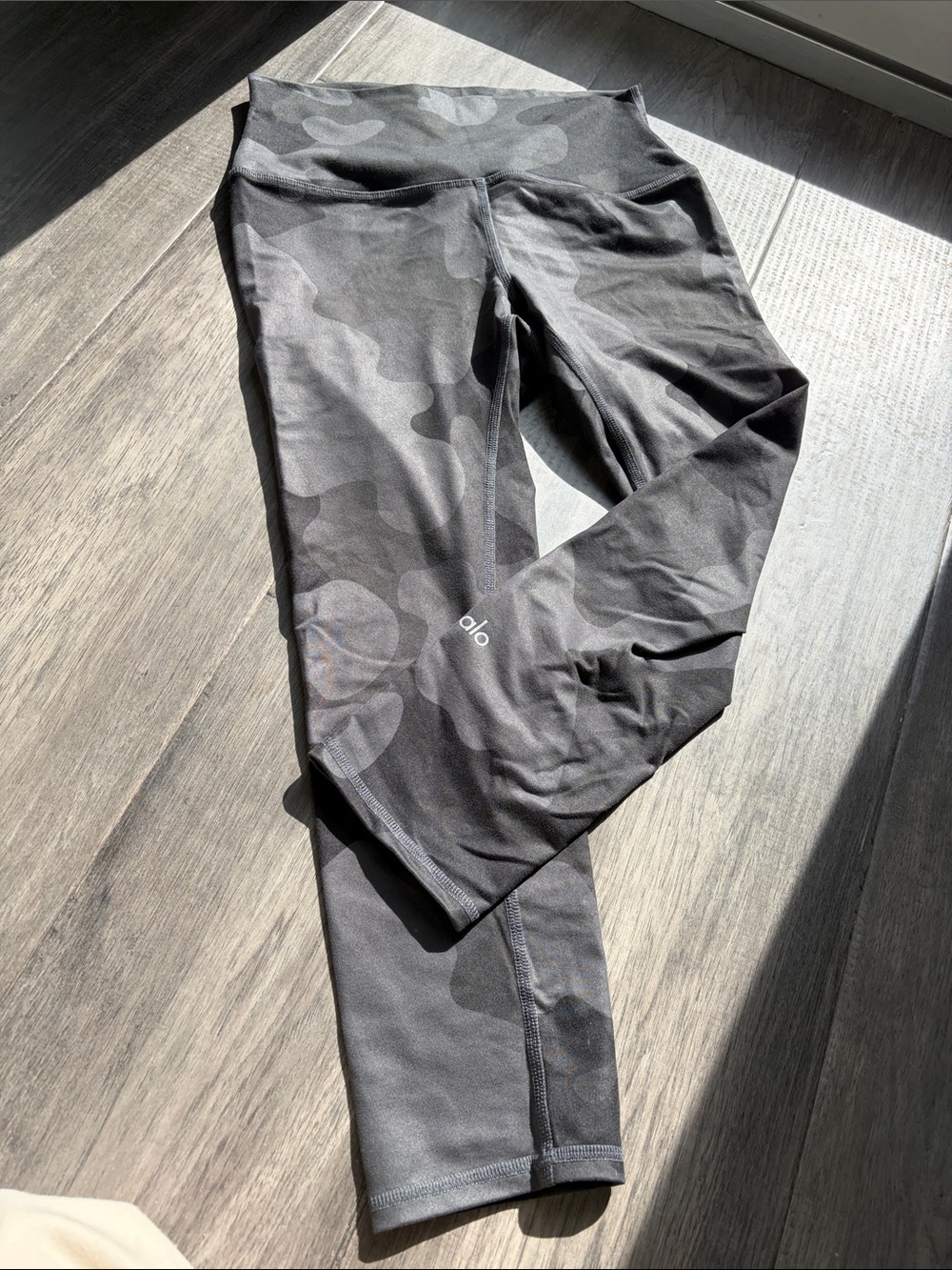 ALO Yoga Dark Charcoal Camo Leggings small